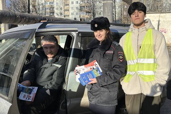 В Смоленске ГИБДД напомнила водителям о важности соблюдения правил дорожного движения