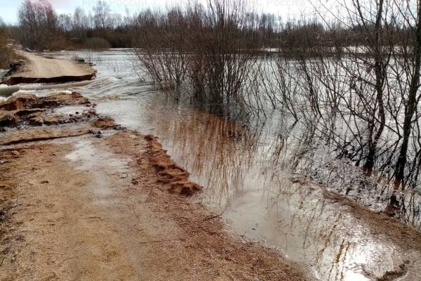 В Духовщинском районе размыло грунтовую дорогу на Вишневку