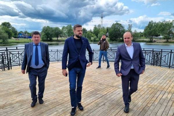 Артём Туров посетил объекты, которые преображаются по проектам «Единой России» в Вяземском районе