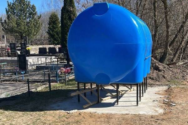 Подготовка к праздникам: уборка и благоустройство кладбищ в Смоленске