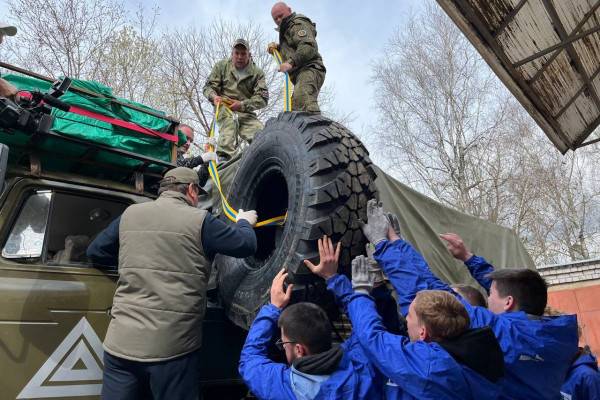 Единороссы поддержали военных колесами для Урал
