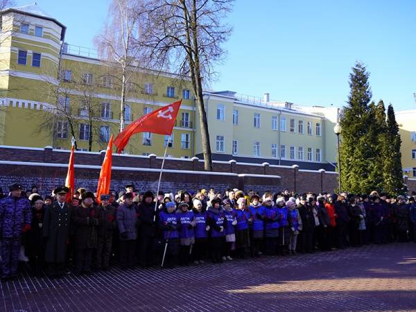 В Смоленске прошел митинг, посвященный Дню защитника Отечества