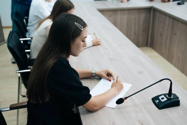 Первые 23 абитуриента сетевых программ СмолГУ и МАИ подписали целевые договоры с авиационным заводом