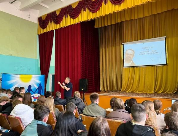 Рославльское управление образования совместно с Финансовым университетом провели профориентационное мероприятие для школьников.