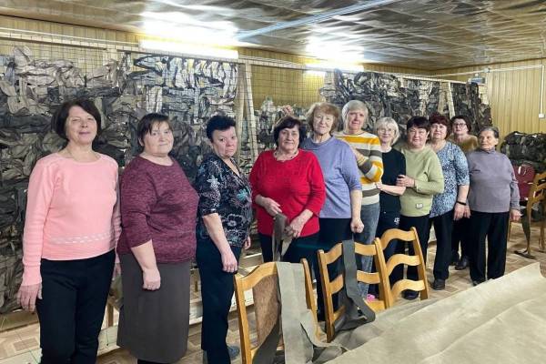 Волонтеры Кардымова создают маскировочные сети и одежду для участников СВО