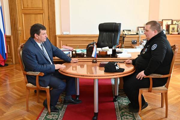 Руководитель регионального отделения партии «Единая Россия» Игорь Ляхов встретился с жителем Смоленской области, принимающим участие в СВО