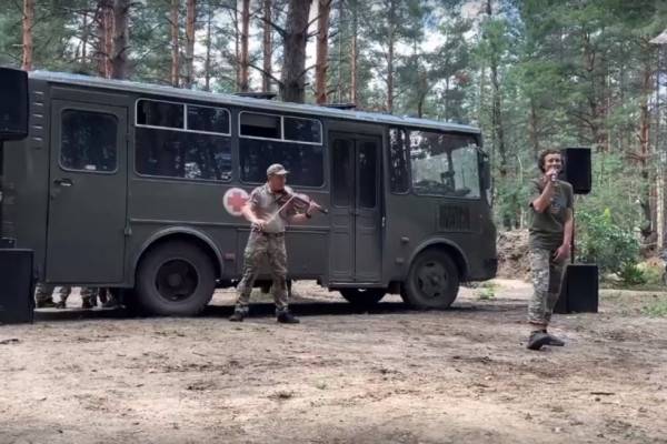 Юлия Чичерина выступила для танкистов Центрального военного округа в зоне СВО