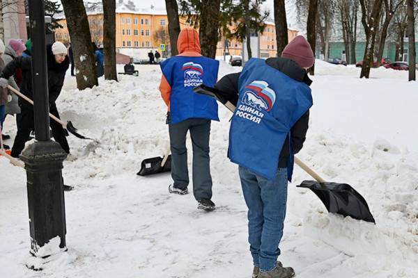 Активисты «Единой России» провели субботник в смоленском сквере Памяти воинов интернационалистов