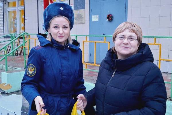 Сотрудники смоленского УФСИН поздравили с праздниками ребят из подшефных учреждений