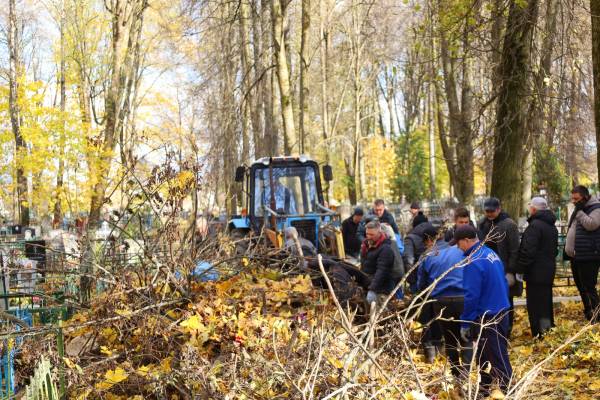 Субботник на Вознесенском кладбище