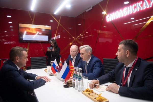 Смоленский губернатор подписал соглашение о сотрудничестве с Росрыболовством Смоленский губернатор подписал соглашение о сотрудничестве с Росрыболовством