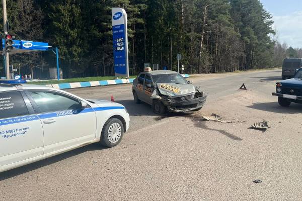 В городе Ярцево произошло столкновение автомобилей «Рено» и «Нива»