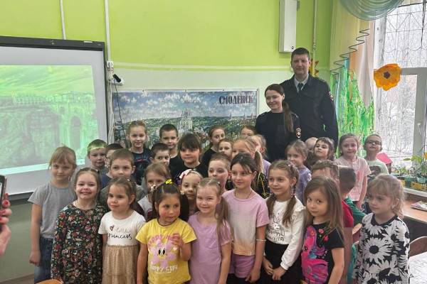 Полиция обучает детей правилам безопасности на железнодорожном транспорте Полиция обучает детей правилам безопасности на железнодорожном транспорте