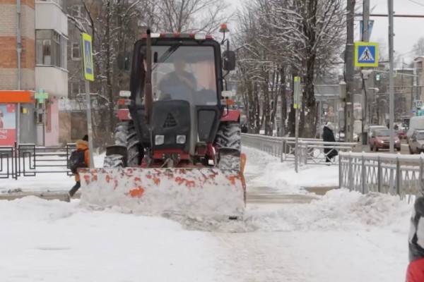 В Смоленске продолжается круглосуточная работа по уборке снега