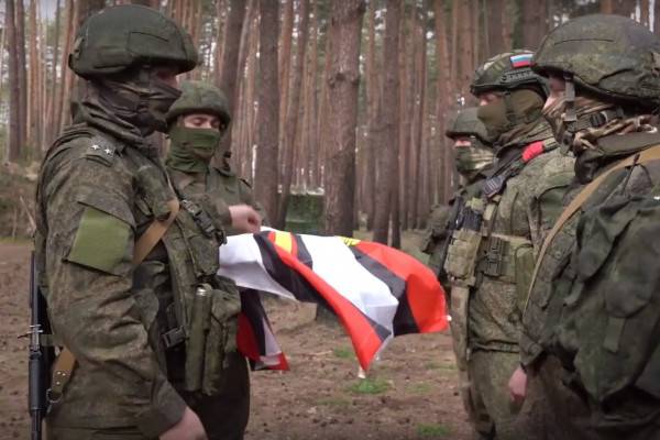 Военнослужащим гвардейской артиллерийской бригады на передовой вручили нагрудные знаки «Гвардия»