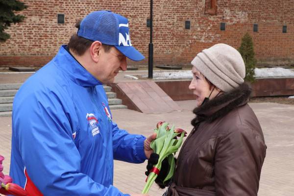 С 2011 года праздничная акция Игоря Ляхова проходит в самом центре Смоленска С 2011 года праздничная акция Игоря Ляхова проходит в самом центре Смоленска
