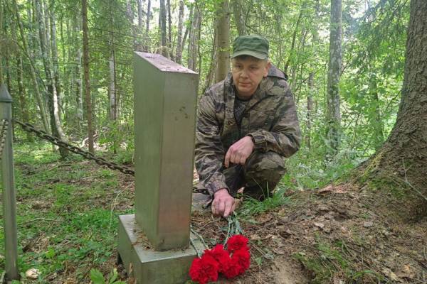 Благоустройство могилы красноармейца сенатором Малащенковым