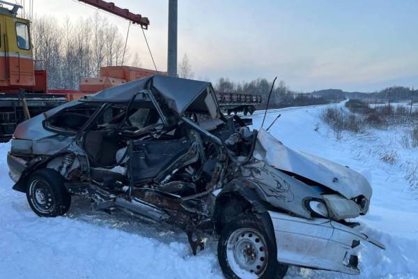 В ДТП с локомотивом на переезде в Смоленской области погибла женщина