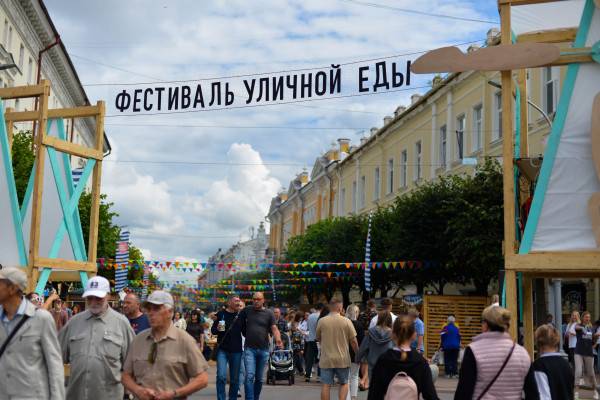 Губернатор Василий Анохин побывал на фестивале уличной еды Street Food Russia в Смоленске