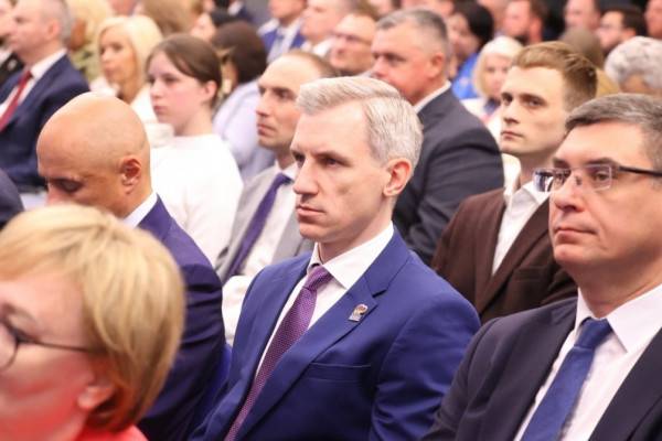 Анохин обсуждает поддержку СВО и народную программу на заседании 