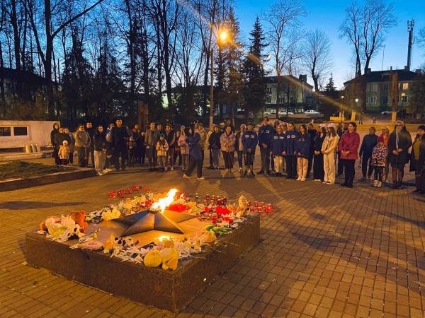 В Рославле была проведена церемония зажжения траурных свечей в память о погибших в «Крокус Сити Холле»