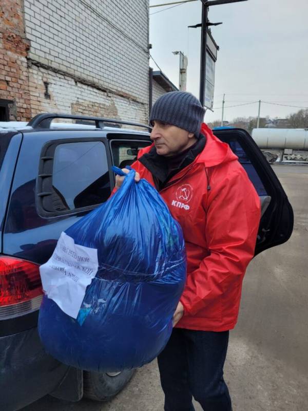Смоленские коммунисты доставили гуманитарный груз на Донбасс. Смоленские коммунисты доставили гуманитарный груз на Донбасс.