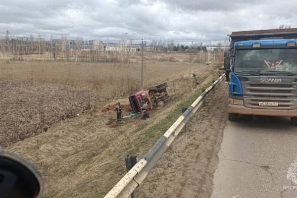 Грузовик Volvo перевернулся в кювет в городе Вязьма