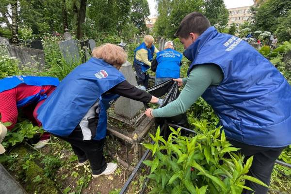 Партийцы навели порядок у братского захоронения