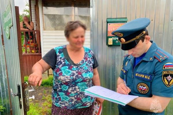 Жителям Смоленской области сотрудники МЧС регулярно напоминают о пожарной безопасности