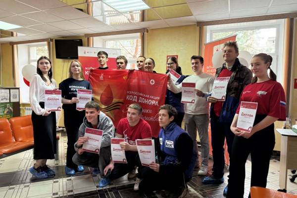 Молодогвардейцы сдают кровь в День донора