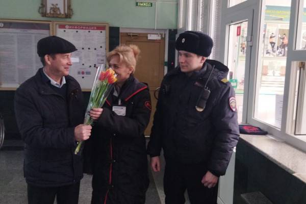 Женщин поздравили транспортные полицейские из Смоленска Женщин поздравили транспортные полицейские из Смоленска