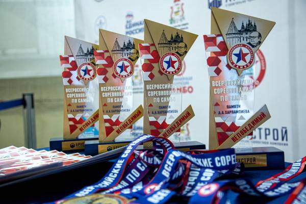 Сотрудники смоленского УФСИН приняли участие в открытии соревнований по самбо среди мужчин Сотрудники смоленского УФСИН приняли участие в открытии соревнований по самбо среди мужчин