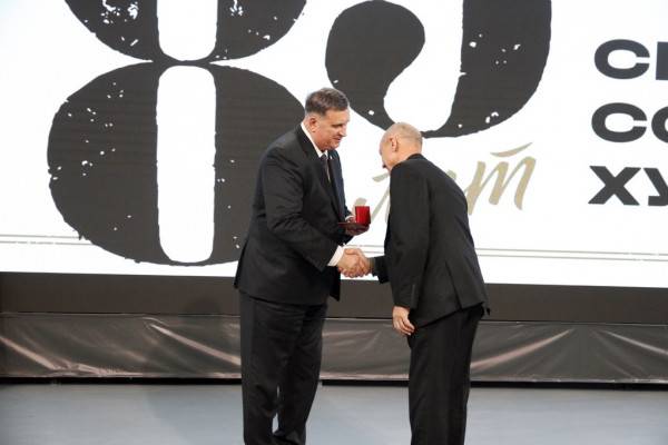 В Смоленске отметили скульптора Валерия Гращенкова почётным знаком