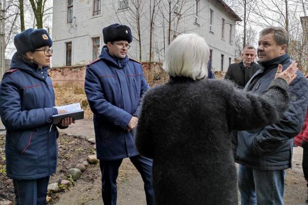 И.о. главного следователя региона провёл приём жителей аварийного дома в Сафонове