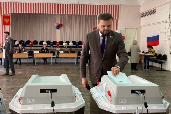 Артём Туров, депутат Госдумы, проголосовал в Смоленске