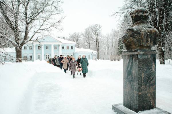 Под старый клавесин…