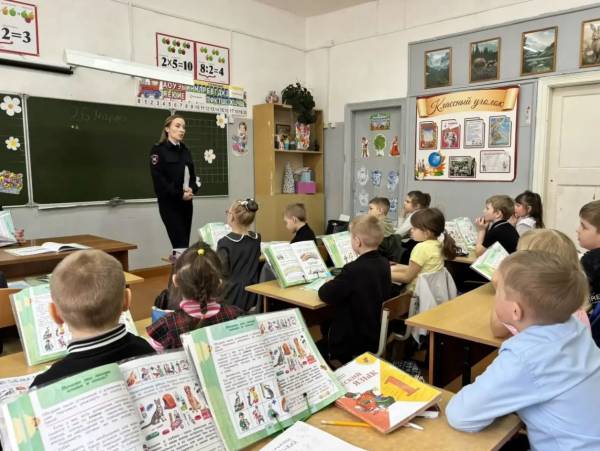 Безопасные каникулы: Госавтоинспекция Рославля провела акцию для школьников