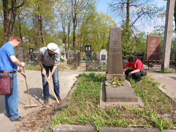 Субботник у могилы первого учителя Ленина