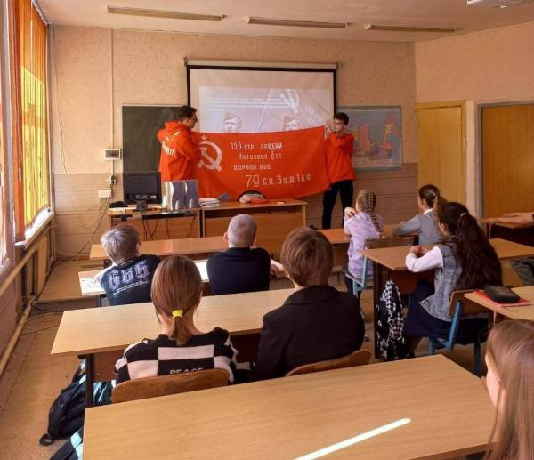 Создание копии Знамени Победы в школах Сафоново