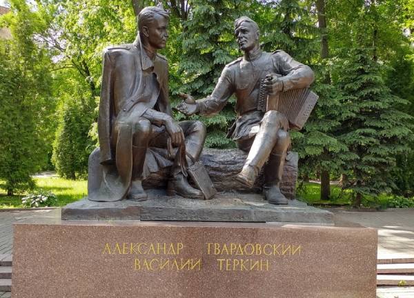Памятник Твардовскому и Василию Тёркину в Смоленске
