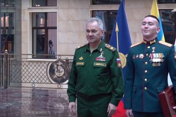 Министр обороны Сергей Шойгу вручил медали «Золотая звезда» военнослужащим участникам спецоперации