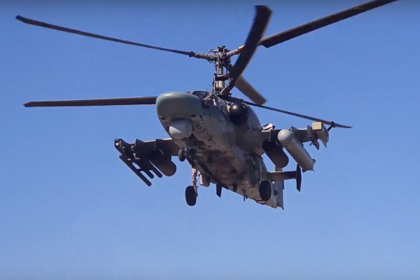 Экипаж вертолёта Ка-52М поразил в зоне СВО замаскированные позиции ВСУ