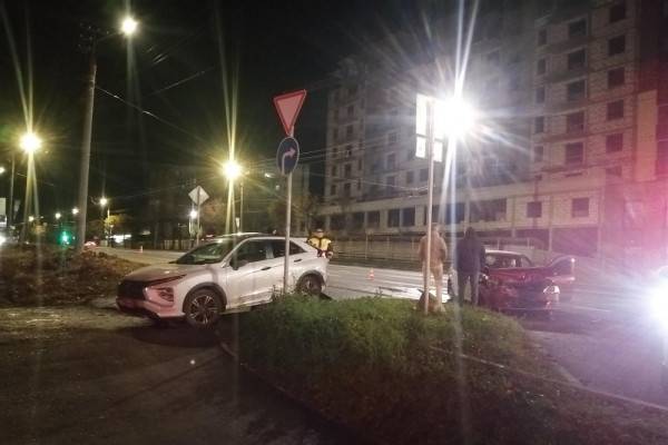 В Смоленске Renault и Mitsubishi столкнулись на улице Шевченко