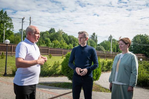 Василий Анохин ознакомился с деятельностью лицея-интерната «Феникс» в Смоленской области