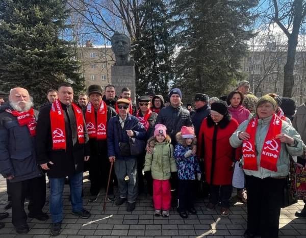 Церемония возложения цветов к памятнику Ю. А. Гагарина в Смоленске