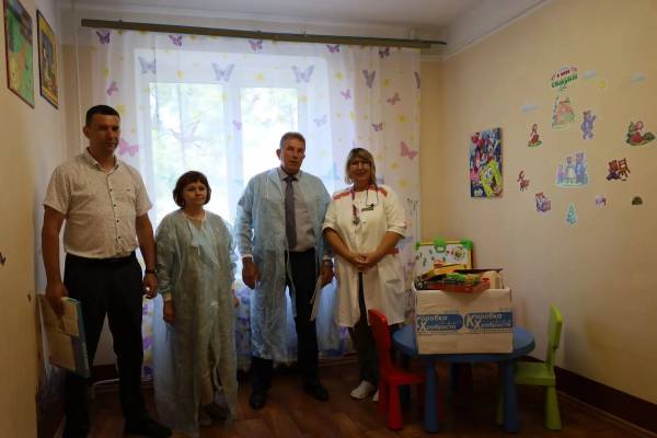 «Коробка храбрости»: первый заместитель главы округа навестил детей в Рославльской больнице