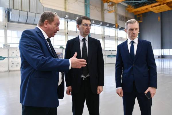 Щёголев и Анохин обсудили развитие мер поддержки на Смоленском авиационном заводе