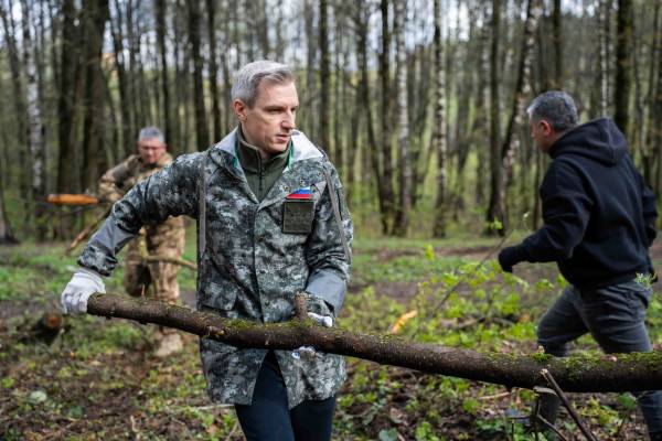 Василий Анохин участвовал в весеннем общеобластном субботнике