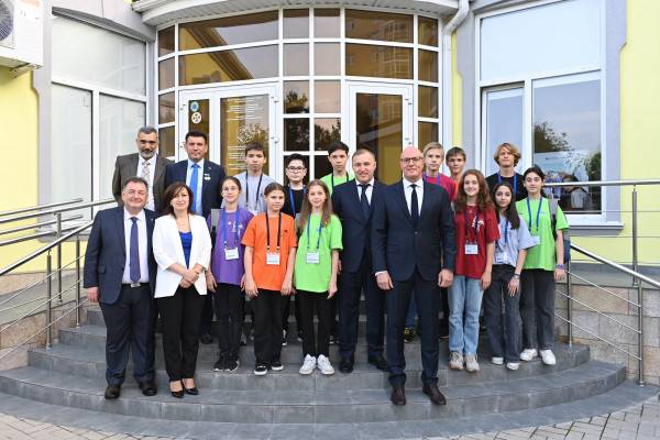 Дмитрий Чернышенко выразил свои поздравления выпускникам школ в связи с праздником