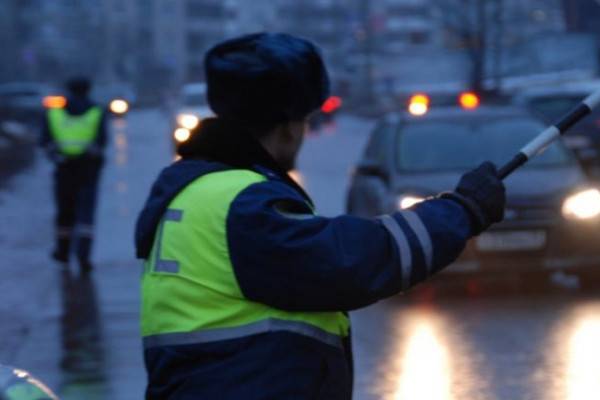 В Смоленске сотрудники ГИБДД изъяли у водителя поддельные права